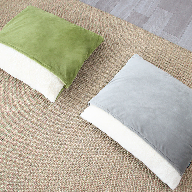 Removable bite resistant pet sleeping bag